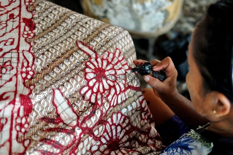 Berikut Ini Jenis Baju Batik Modern untuk Kaum Perempuan 