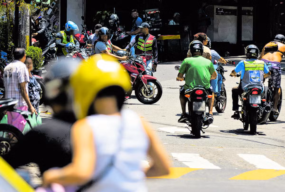 105726613-ri-rio-de-janeiro-rj-29-01-2024-mototaxis-na-favela-da-rocinha-na-foto-ponto-de-motota.jpg