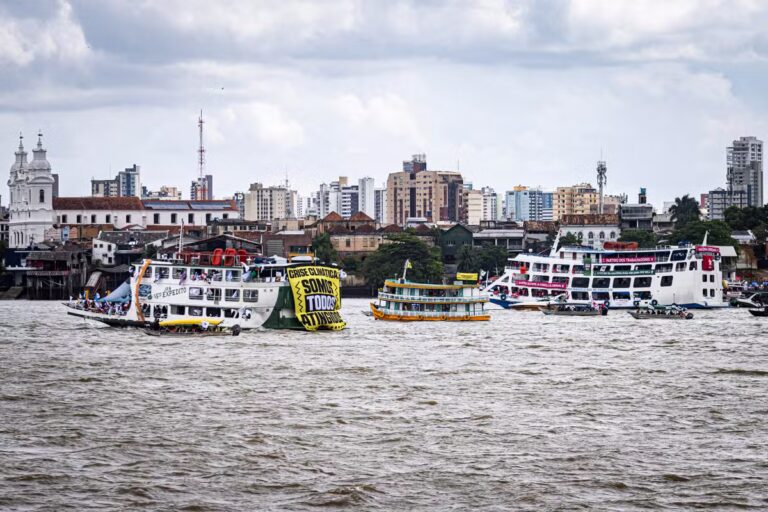 112988891-12-11-2025-belem-barqueata-da-cupula-dos-povos-leva-mais-de-200-embarcacoes-a-baia-do.jpg