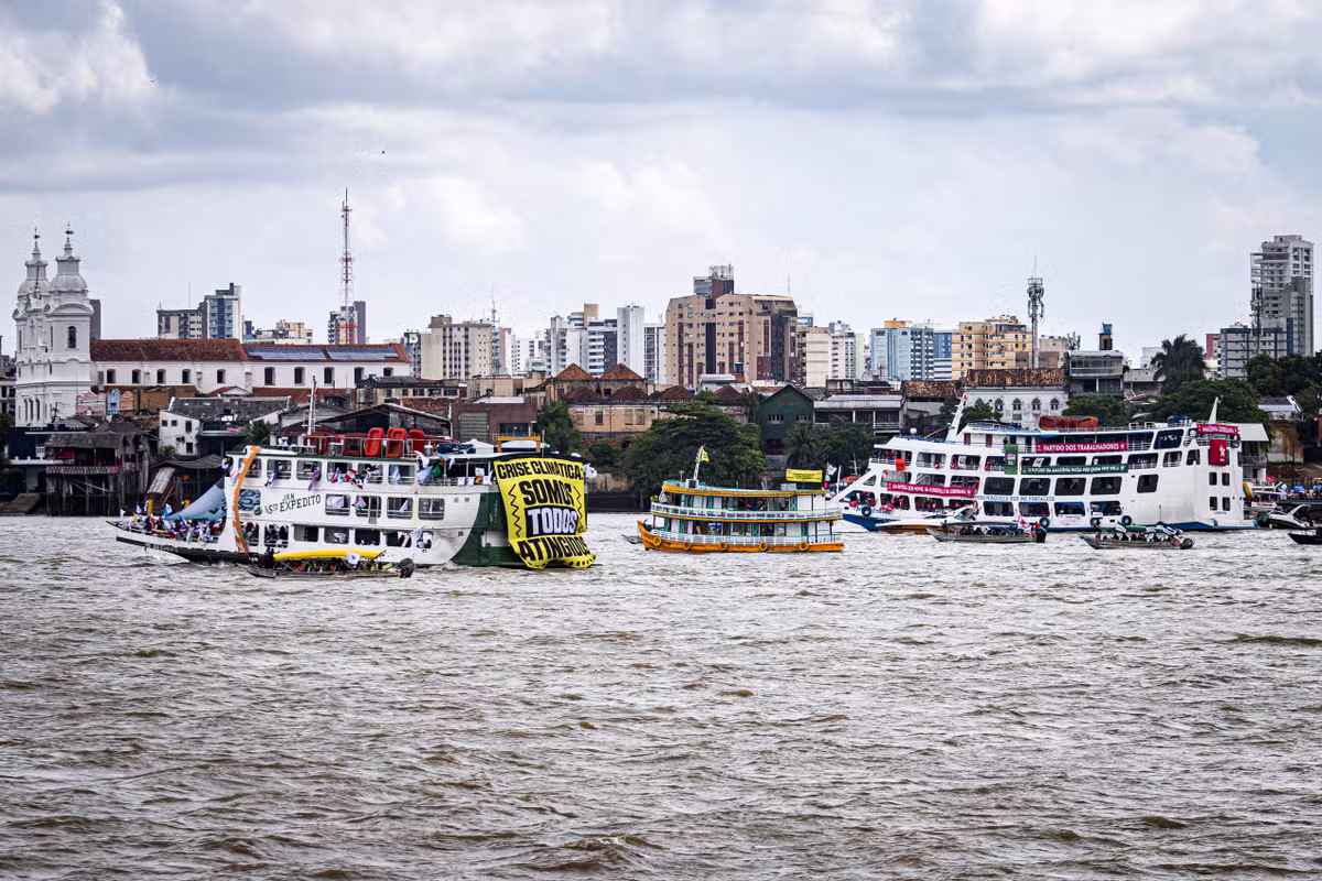 112988891-12-11-2025-belem-barqueata-da-cupula-dos-povos-leva-mais-de-200-embarcacoes-a-baia-do.jpg