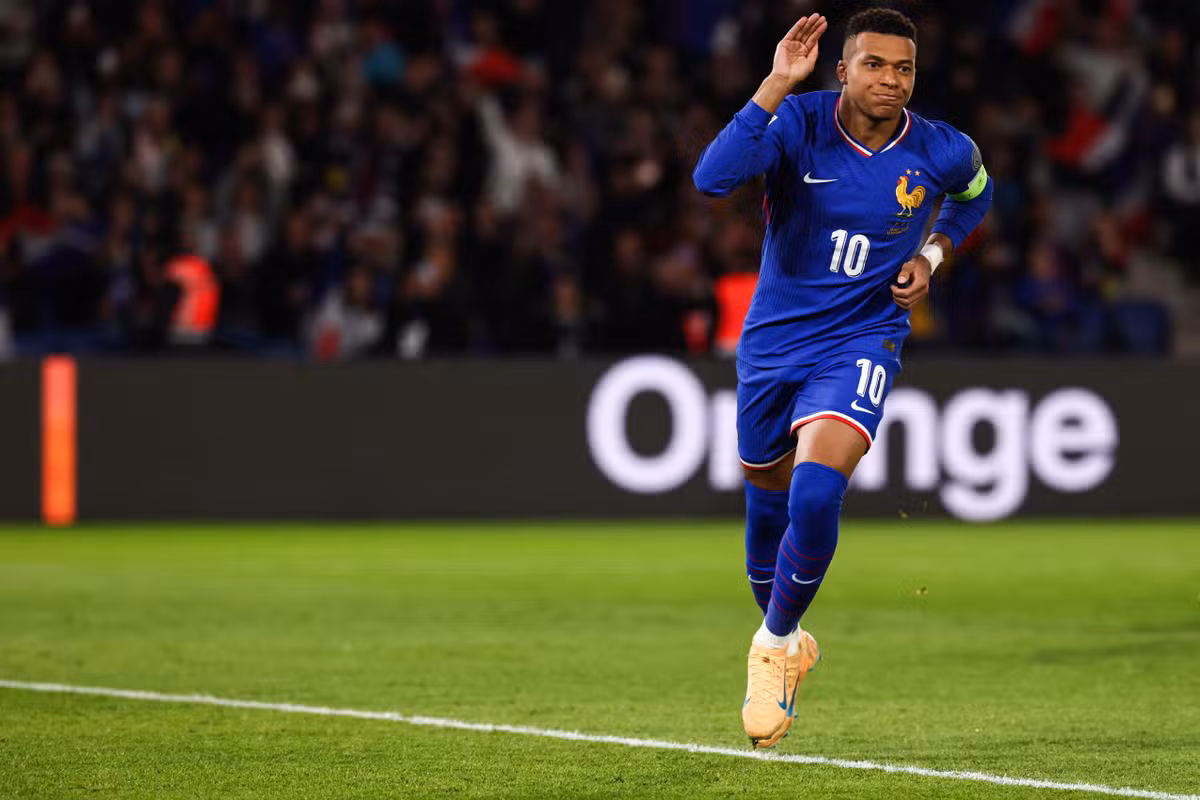 113003155-frances-forward-10-kylian-mbappe-celebrates-after-shooting-a-penalty-kick-to-score-h.jpg