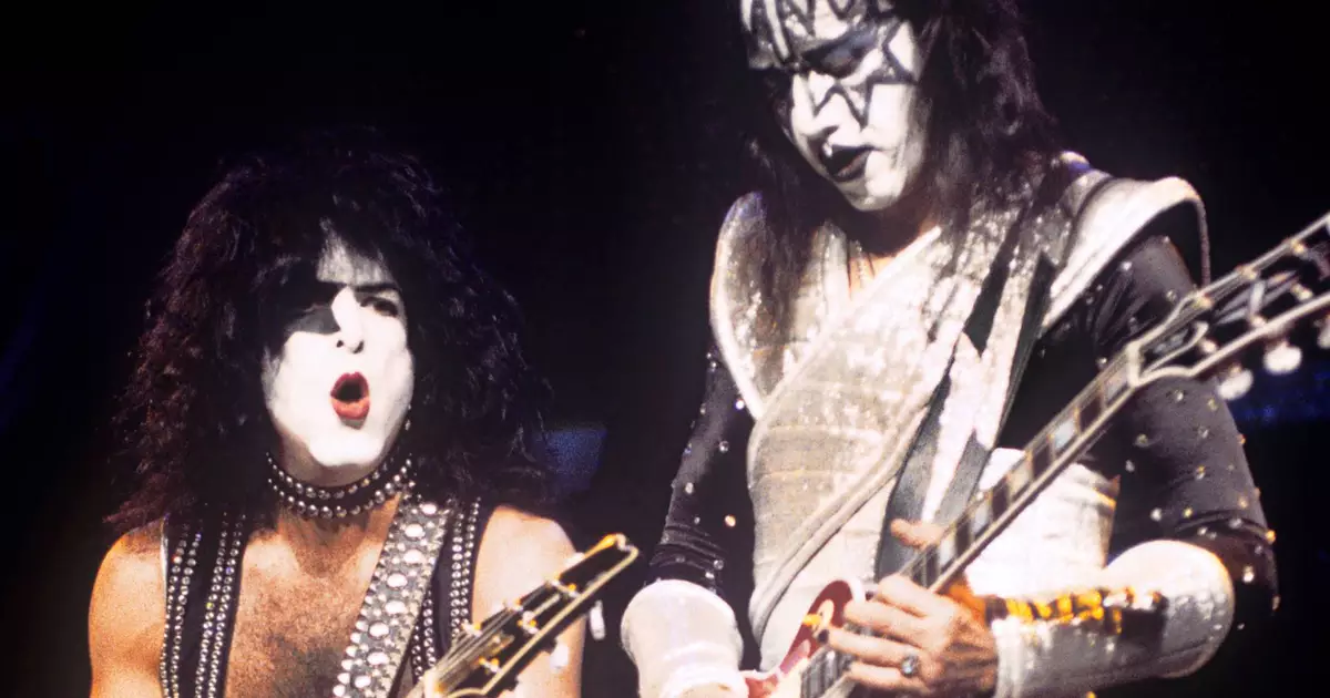 2085495283-paul-stanley-ace-frehley-kiss-foto-ebet-roberts-getty-images-3.jpg