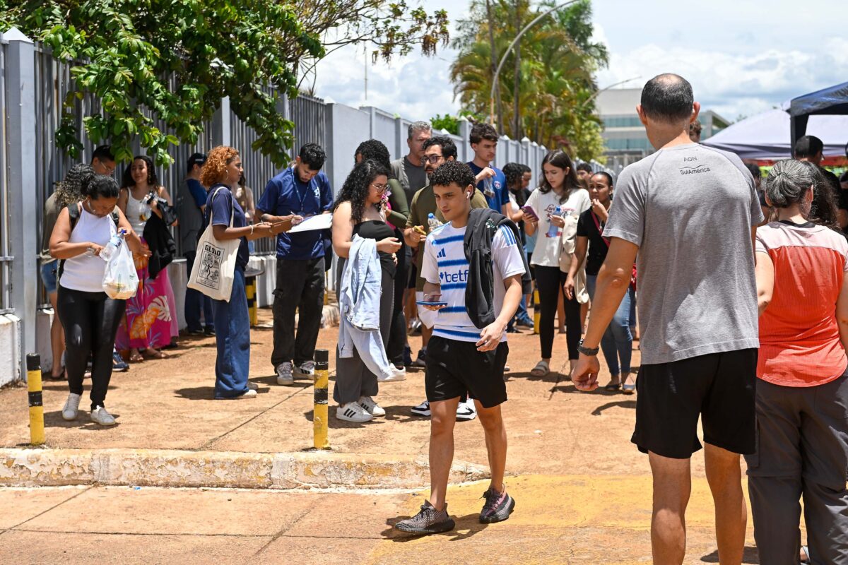 Candidatos-chegam-ao-CEUB-na-Asa-Norte-para-o-primeiro-dia-de-provas-do-Enem-Exame-Nacional-do-Ensin.jpeg