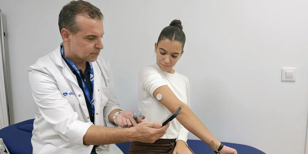 ElDr.MoralesendocrinodeVithasSevillaexponeelusodelsensordediabetesaunapaciente-U00373842318Kqo-1024x.webp