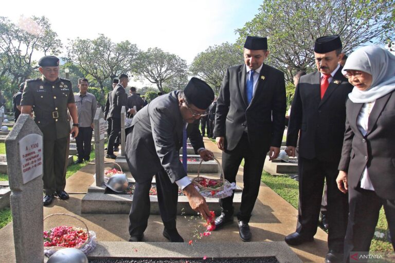 Ziarah-Makam-Wagub-Taman-Kalibata-170625-Rn-11a.jpg