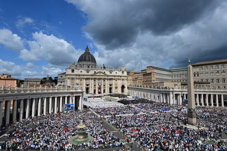 afp-20250518-476k788-v1-highres-vaticanmassinaugurationpope.jpg