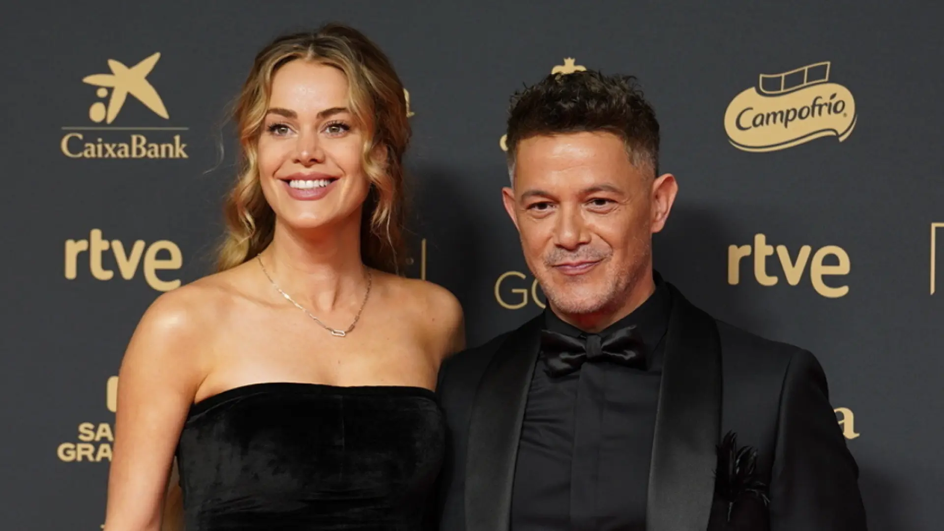 alejandro-sanz-y-candela-marquez-en-los-premios-goya-2025.png