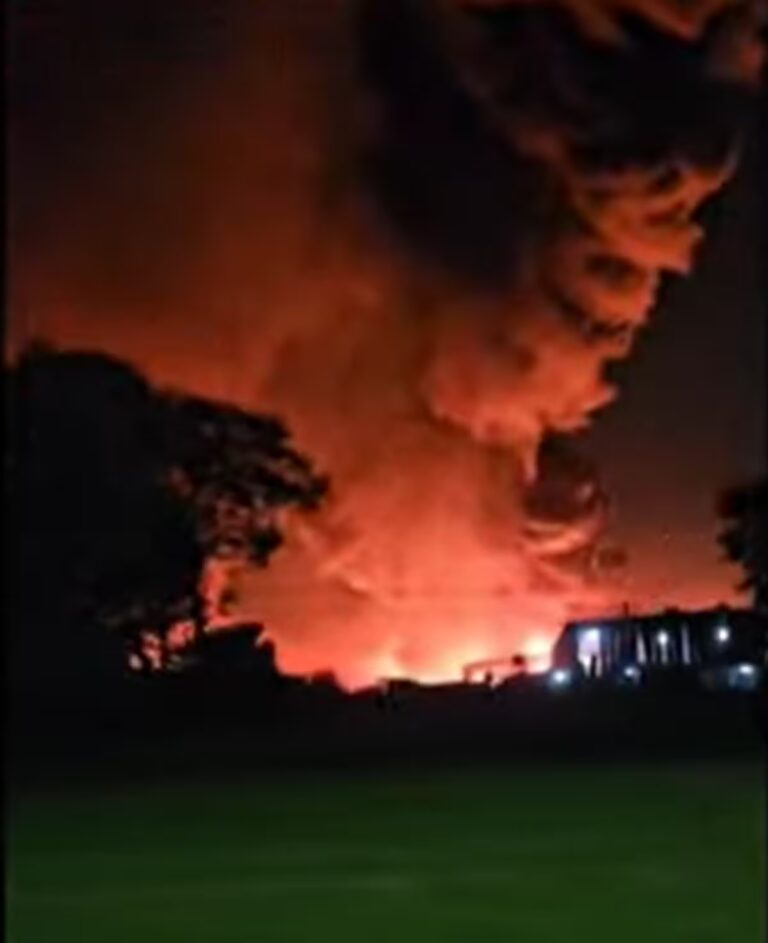 explosion-e-incendio-en-un-polo-industrial-74SGHB23SZFR7INBKT6QCEEWUE.JPG