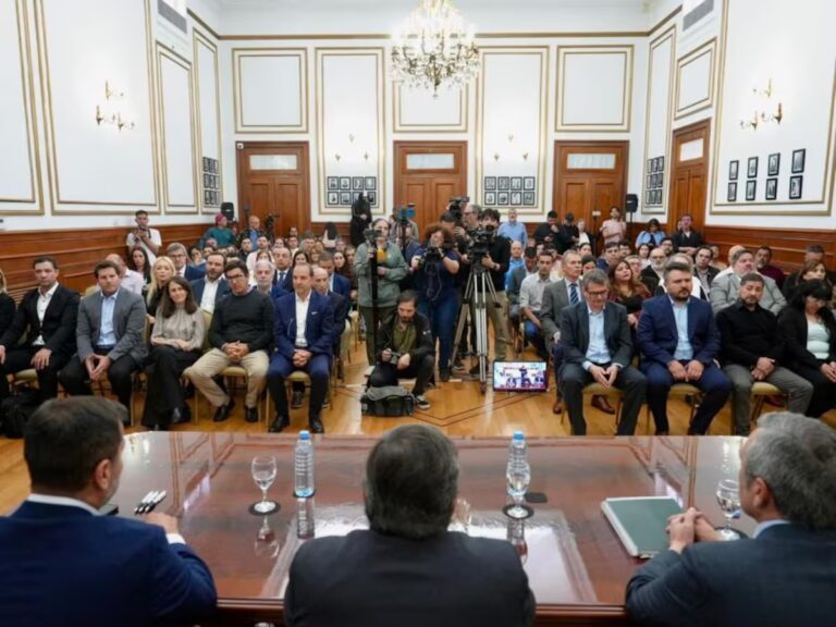 firma-de-las-concesiones-petroleras-entre-el-MSLKCQQZF5CN3IIGPEG7AJN45E.jpg
