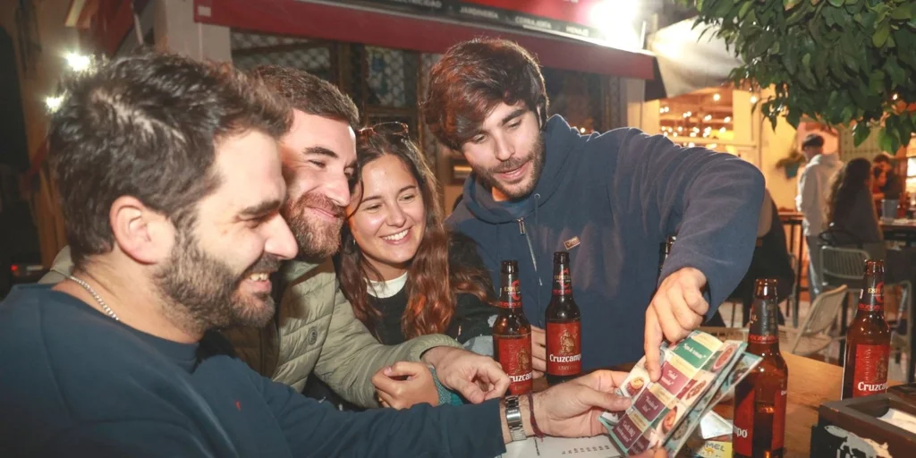 jovenes_disfrutando_tapas-U67418787664Ips-1024x512@diario_abc.jpg