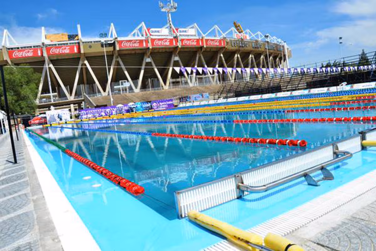 la-nueva-piscina-olimpica-frente-al-estadio-mario-VB7PS75JHRGCZNGJC2V44GJNNE.jpg