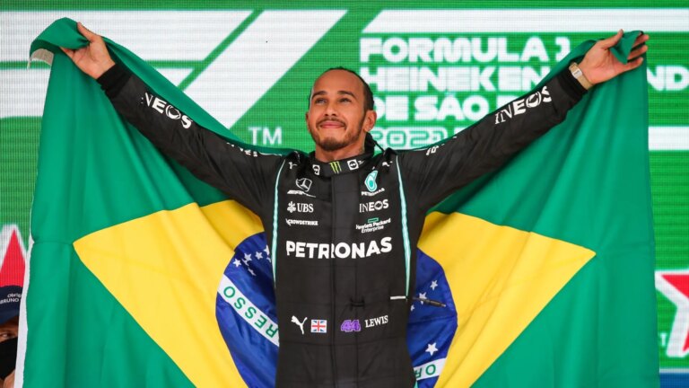 lewis-hamilton-con-la-bandera-brasilena.jpeg