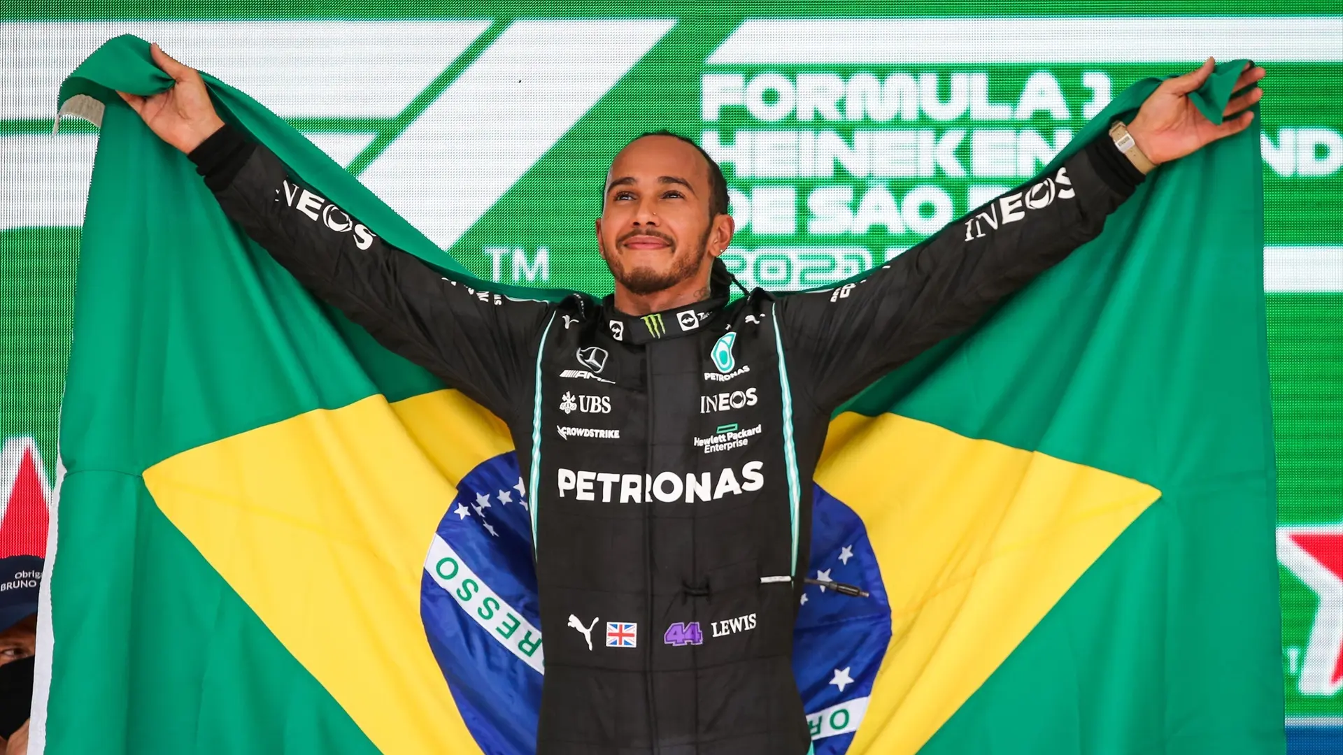 lewis-hamilton-con-la-bandera-brasilena.jpeg