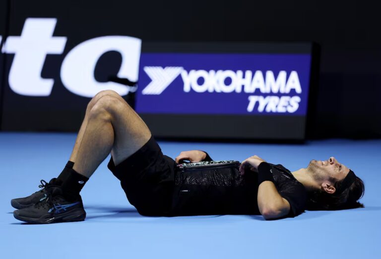 lorenzo-musetti-quedo-tendido-luego-de-un-punto-BEUPJORROBFFNP74DFNJGIXLYE.JPG