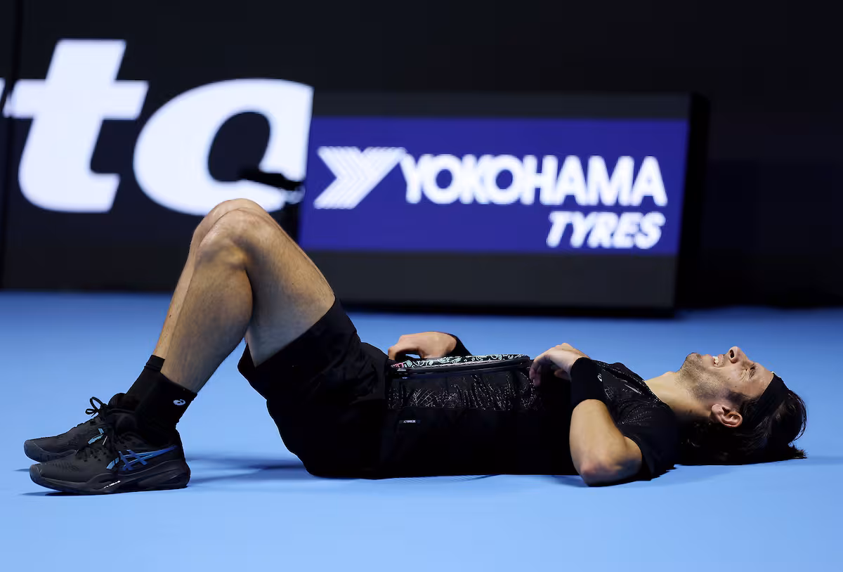 lorenzo-musetti-quedo-tendido-luego-de-un-punto-BEUPJORROBFFNP74DFNJGIXLYE.JPG