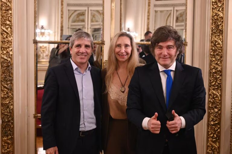 luis-caputo-karina-milei-y-javier-LMXXP66KJZGWFDV4RLO4WZTDOE.JPG