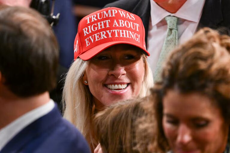 marjorie-taylor-green-con-la-gorra-roja-de-maga-FXL4YAA24NEELMNBXV53ZHRSSU.jpg