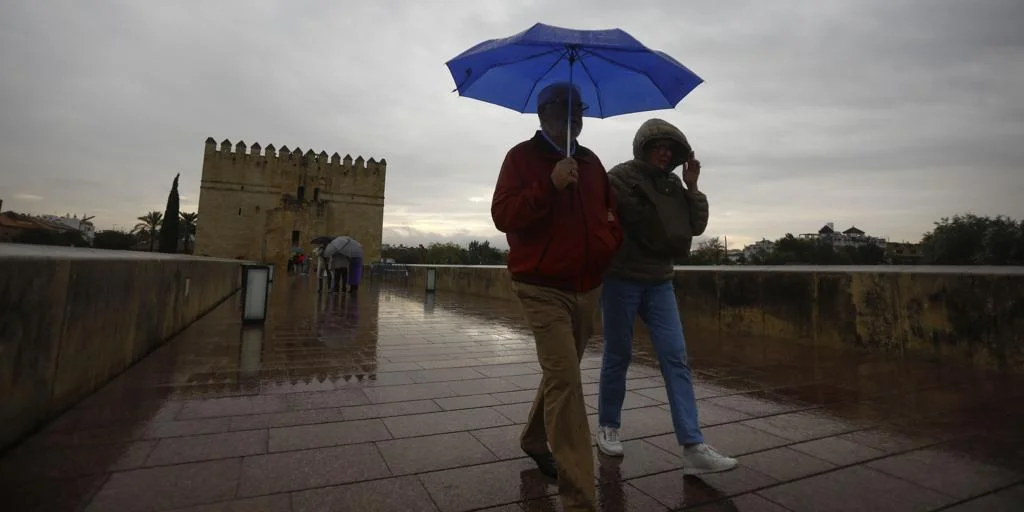 turistas-lluvia-cordoba-kntF-1024x512@diario_abc.jpg