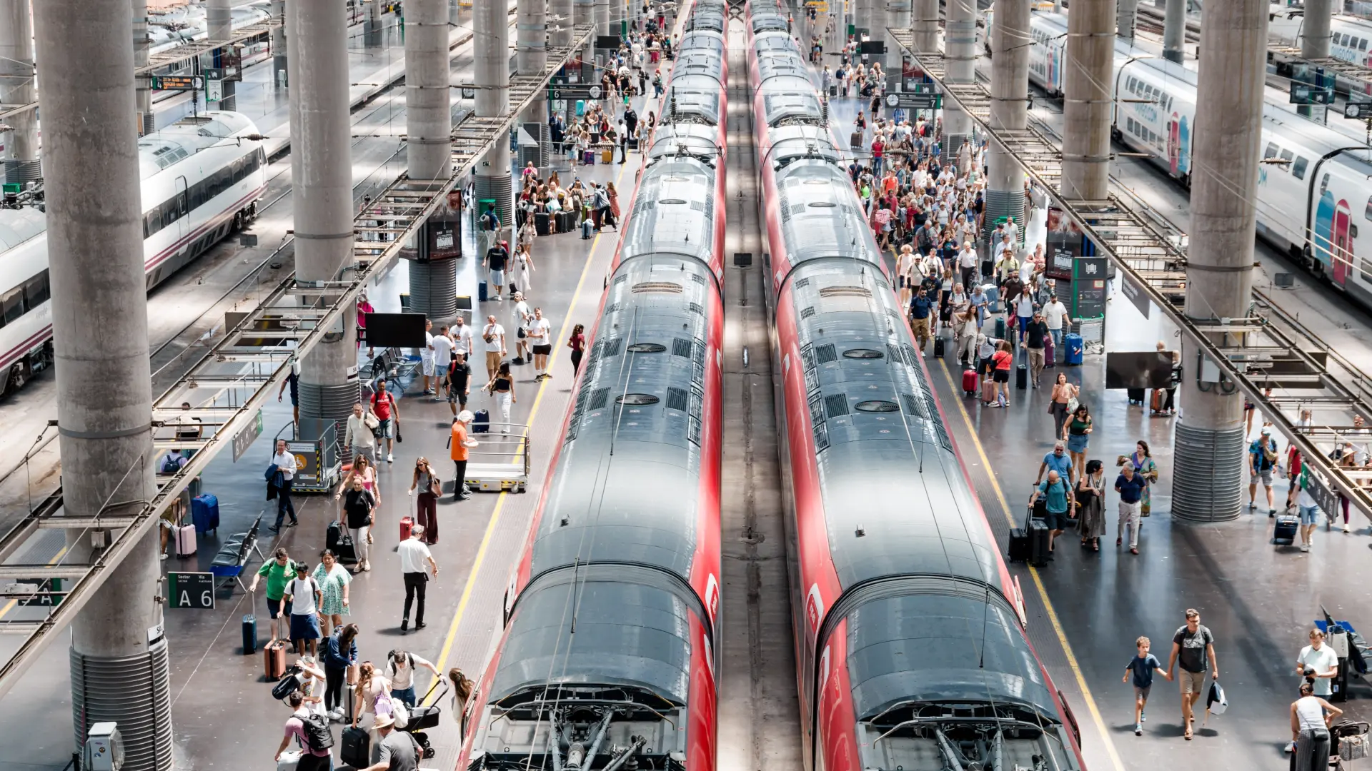 viajeros-andenes-estacion-puerta-atocha-tren.jpeg